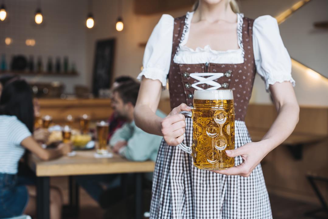 patial-view-of-waitress-in-german-national-costum-2022-12-16-15-52-14-utc.jpg
