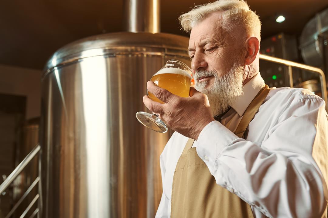 brewery-expert-tasting-cold-large-beer-with-foam-2022-01-18-23-33-24-utc.JPG